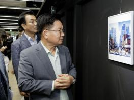 마포 레드로드에 부산신진청년작가 작품 전시 기사 이미지