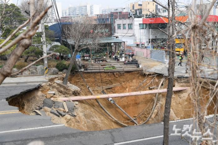 예고된 땅 꺼짐, 예견된 무책임 기사 이미지