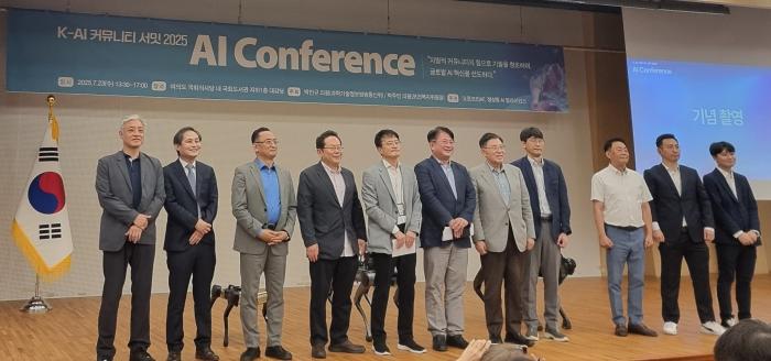 KAI 커뮤니티 서밋 2025에서 참석자들이 기념촬영을 하고 있다