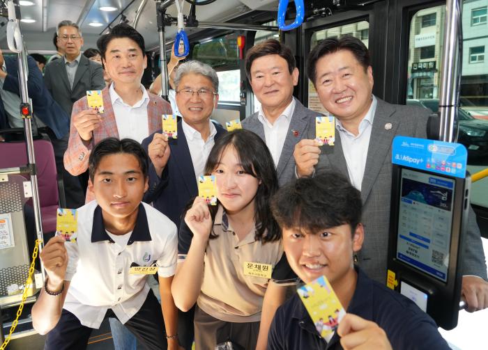 제주, 전국 최초 ‘청소년 대중교통 전면 무료화’ 시행 기사 이미지