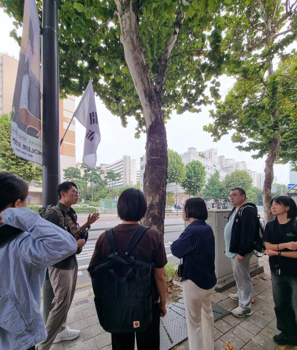 나무의사 이재헌으로 부터 가로수 상태에 대해 설명을 듣고 있다