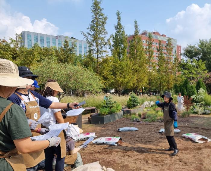 “같이 흙을 만지며, 우리 동네를 가꾼다” 기사 이미지