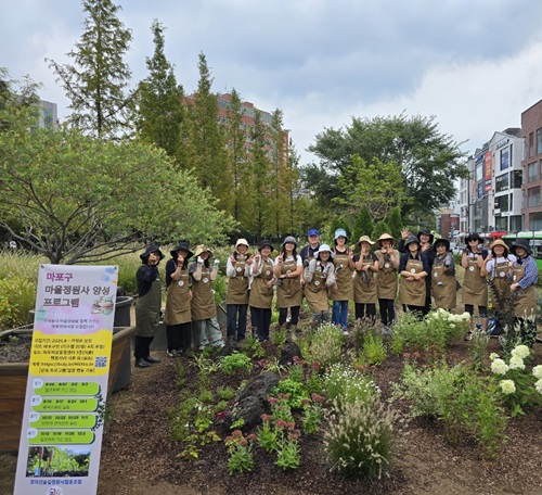모든 수업을 마치고 기념촬영을 하였다 앞으로 2주에 한 번씩 수요일 10시에 모여서 식물이 어떻게 자리를 잡고 생태와 어울릴 것인가에 대해 서로 이야기 나누는 시간을 가지기로 했다