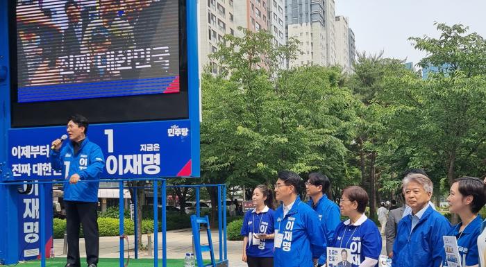 노웅래 전 의원 1심 무죄…“검찰, 영장 범위 벗어난 위법 수사” 기사 이미지