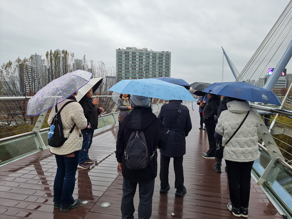 27일 오전 비가 많이 왔음에도 불구하고 시민들이 참여해서 해설사의 설명을 듣고 있다