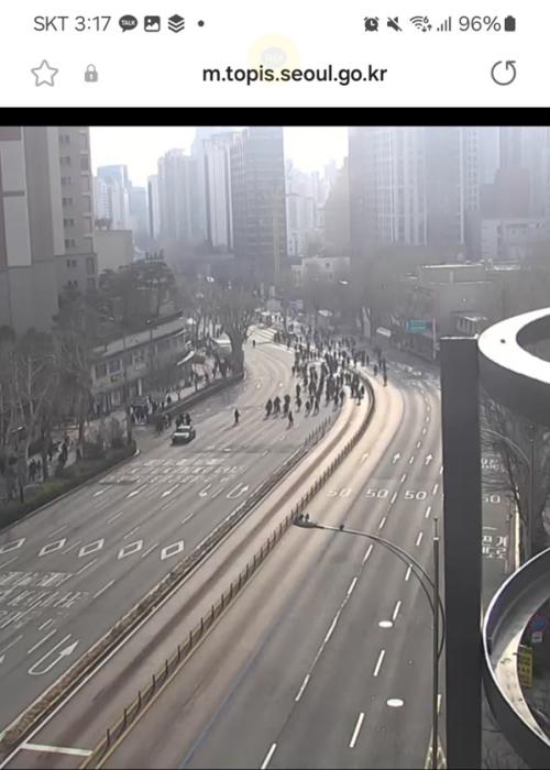 2025년 1월 18일 오후 3시 17분 경 충정로 방면에서 서부지법 방향으로 차도에는 차들은 안 다니고 광화문에서 집회하던 시위자들이 차도로 모이기 시작했다 토피스 CCTV 캡처 사진