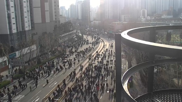 서부지법 난동 사태, 사법부에 남긴 ‘깊은 상흔’…법치 붕괴 진단 어디까지 왔나 기사 이미지
