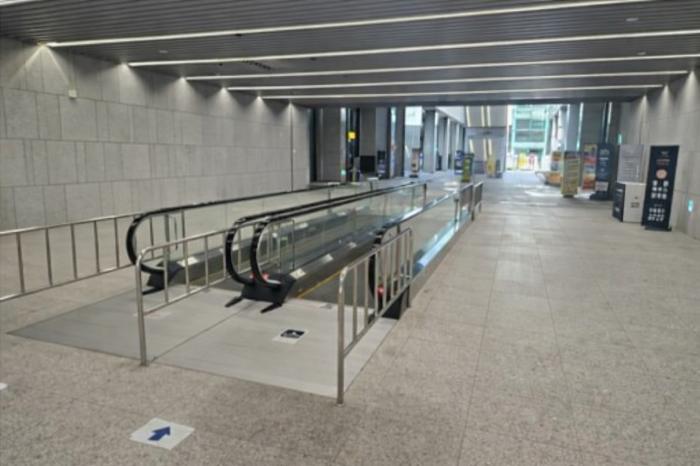  걸러도 6초면 걷는 거리에 설치한 11미터짜리 무빙워크