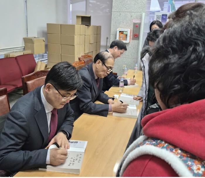 마포 을 함운경 당협위원장과 백남환 구의회의장이 사인회에 참여하고 있다 