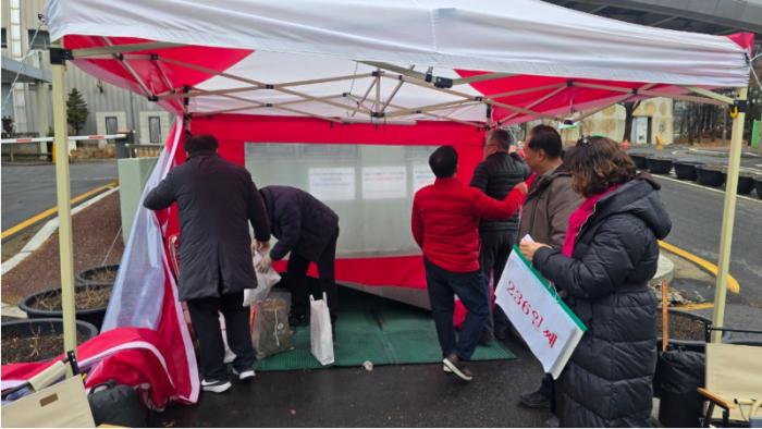 230여일 동안 시위했던 현장을 정리하고 있다 출처 네이버 상암DMC 카페