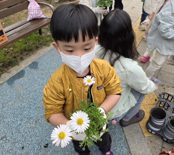 마포구, 식목일 맞아 ‘생활 속 정원’ 조성…현석동·성산동서 릴레이 식목행사[photo] 기사 이미지