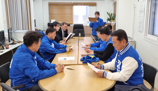 후보자들이 모여서 이번 선거에 대한 정정당당한 선거운동에 대한 설명과 다짐을 하고 있다 출처  더불어민주당 마포갑 지역위원회