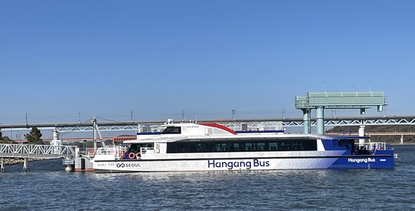 이용객 6만 명 돌파한 한강버스…‘무사고’ 속 커지는 안전 불감증 우려