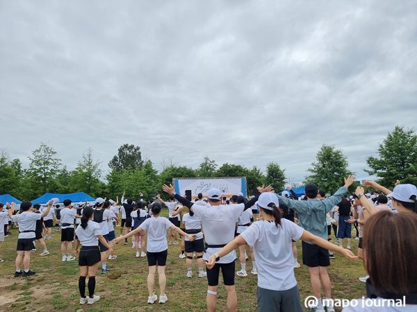 진행자의 선창에 따라 몸풀기 시간을 가졌다
