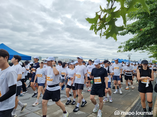 출발대기선으로 집합하고 있다
