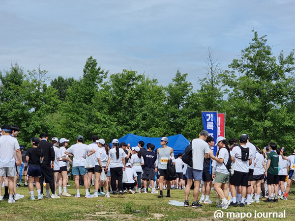 마라톤 후 각자의 기록지를 새기는 작업을 하고 있다