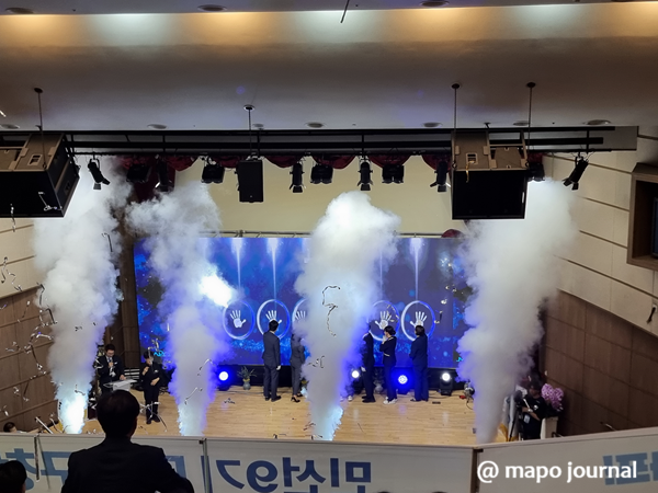 취임식에서는 사전 공연과 각종 퍼포먼스가 있었다