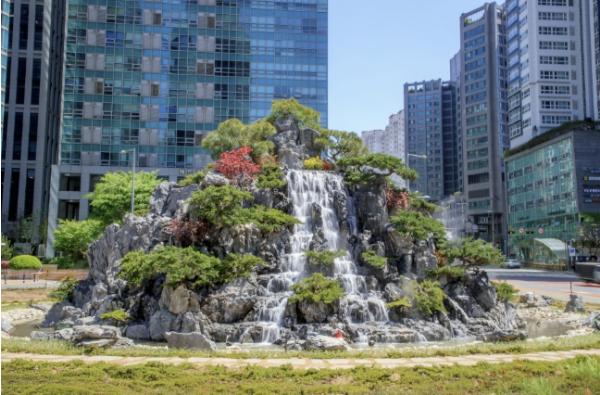 마포의 관문이 달라졌다...공덕오거리 교통섬 폭포 탄생