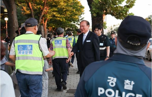 유동균 마포구청장, 불꽃축제 앞두고 마포역~한강변 안전 점검 직접 나서