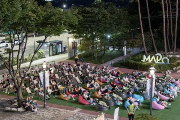 첫 회부터 뜨거운 호응! 마포 야금야금 시네마 11일 밤 또 만나요