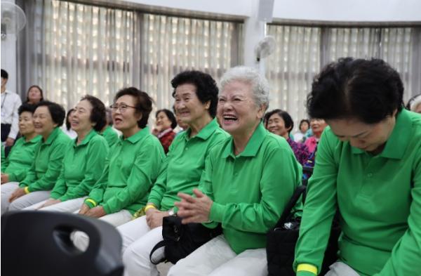 유동균 마포구청장, 경로당 어르신들과 웃음꽃 피운 연합 발표회