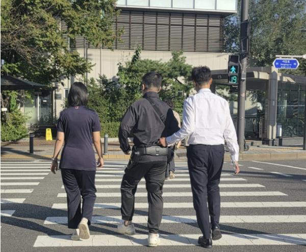 '로봇 입고 동네 한 바퀴' 마포구, 장애인의 보행 재활 돕는다