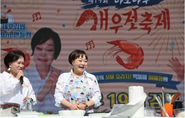 “다 같이 돌돌 말아요!” 마포에서 빅마마와 이색 새우김밥 만들기